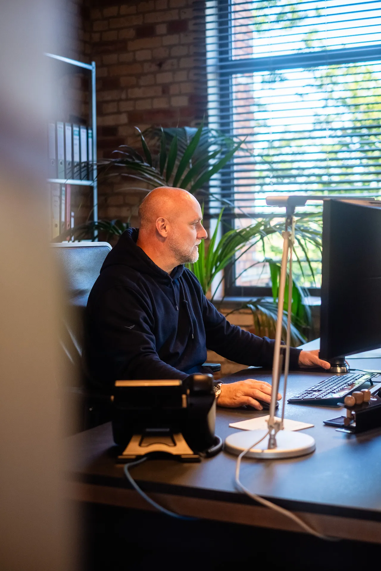 Büroarbeit bei Zonelight: Projektkoordination am Bildschirm