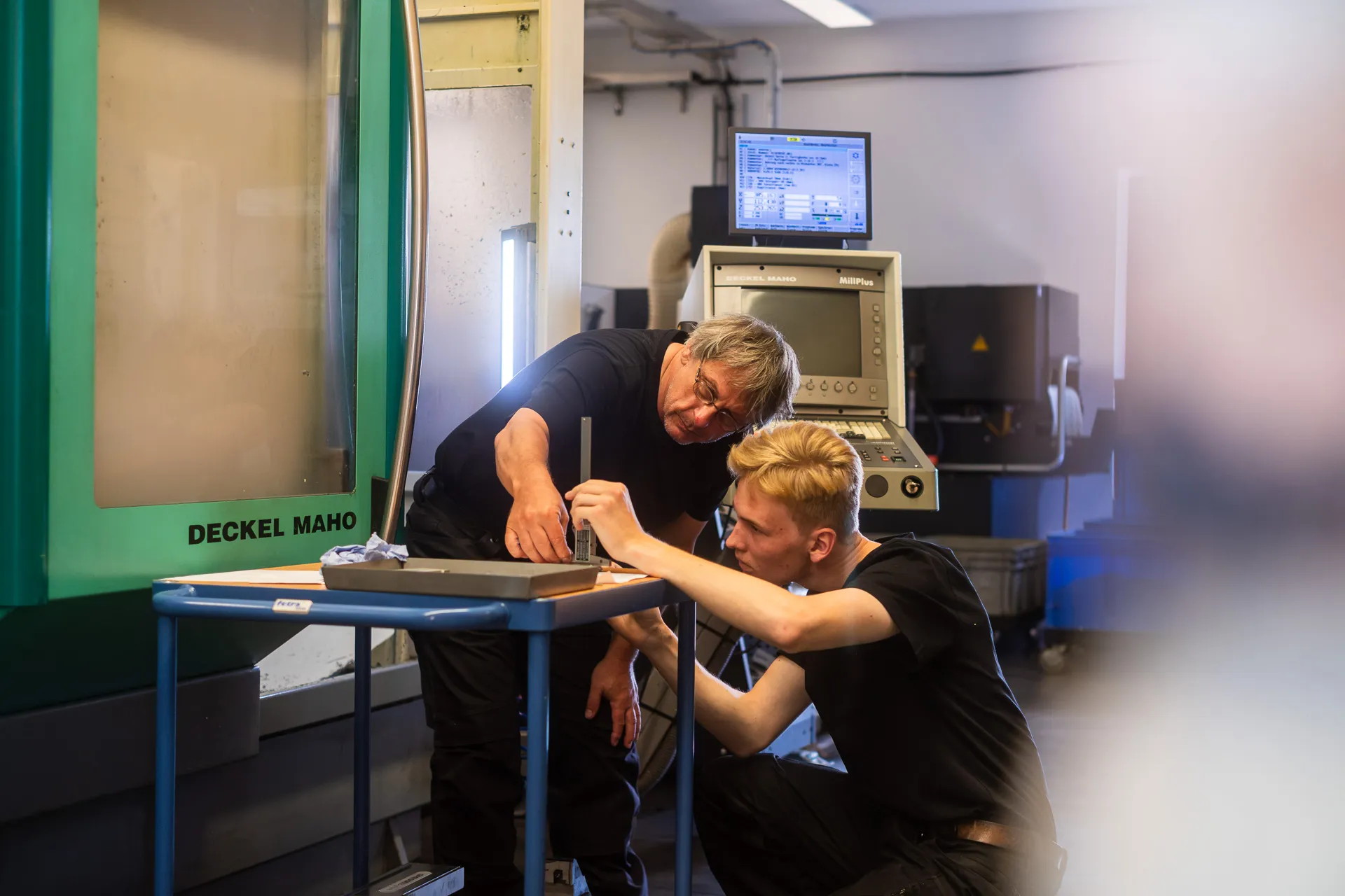 Einarbeitung in der Fertigung: Maßprüfung eines Werkstücks mit Messschieber