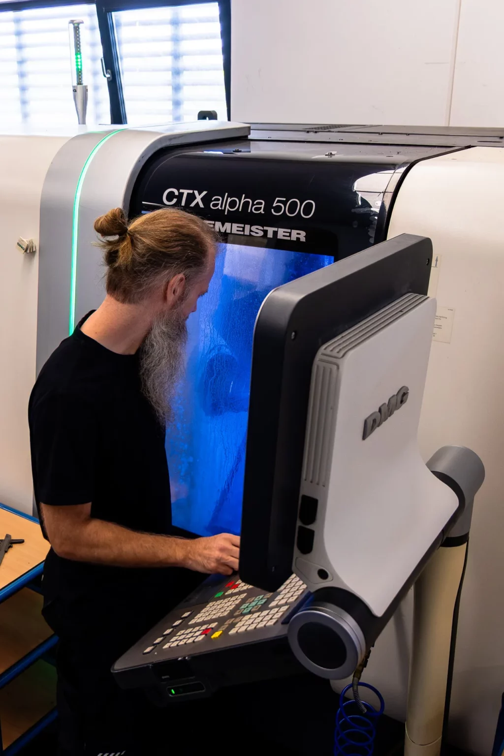 Mitarbeiter an CNC-Drehmaschine CTX ALPHA 500 V6 im Betrieb