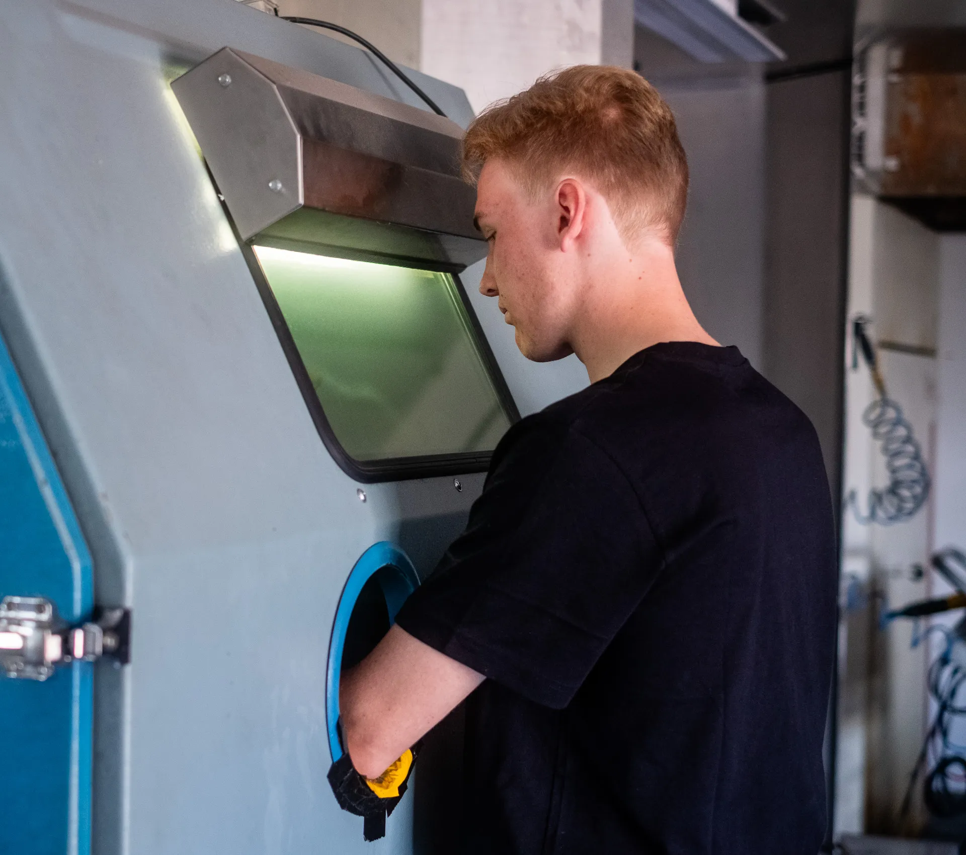 Oberflächenbearbeitung in der Strahlkabine zur Vorbereitung von Bauteilen