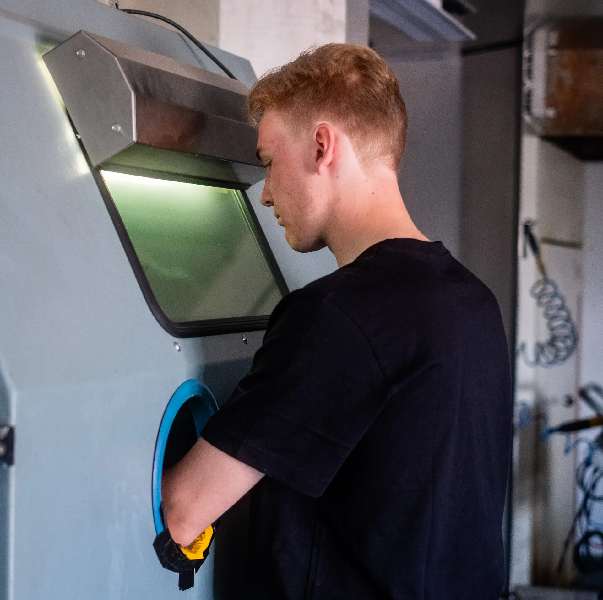 Oberflächenbearbeitung in der Strahlkabine zur Vorbereitung von Bauteilen