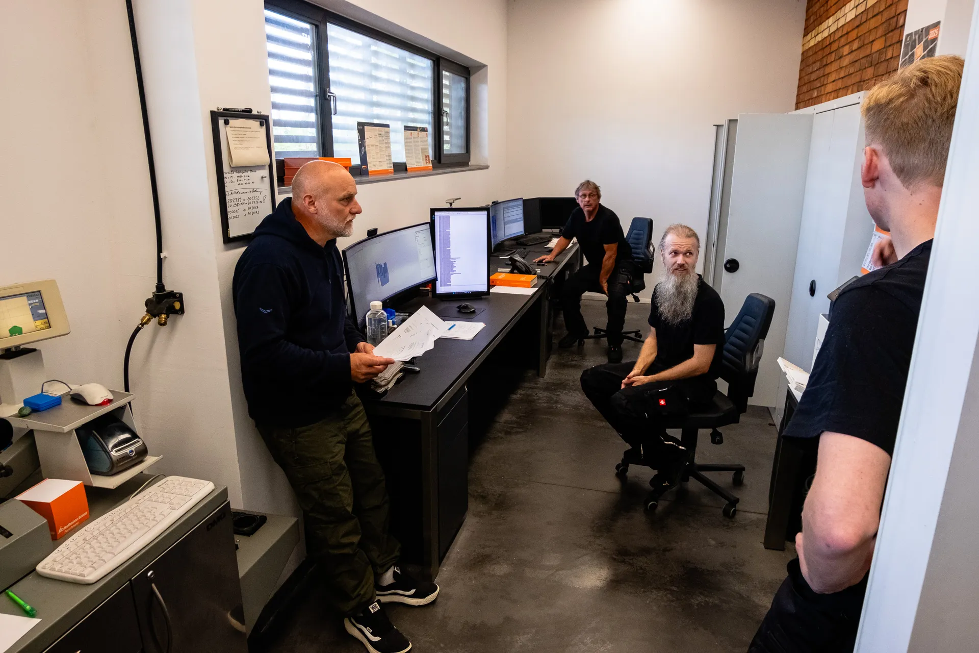 Teammeeting in der Arbeitsvorbereitung zur Abstimmung von Aufträgen und Terminen
