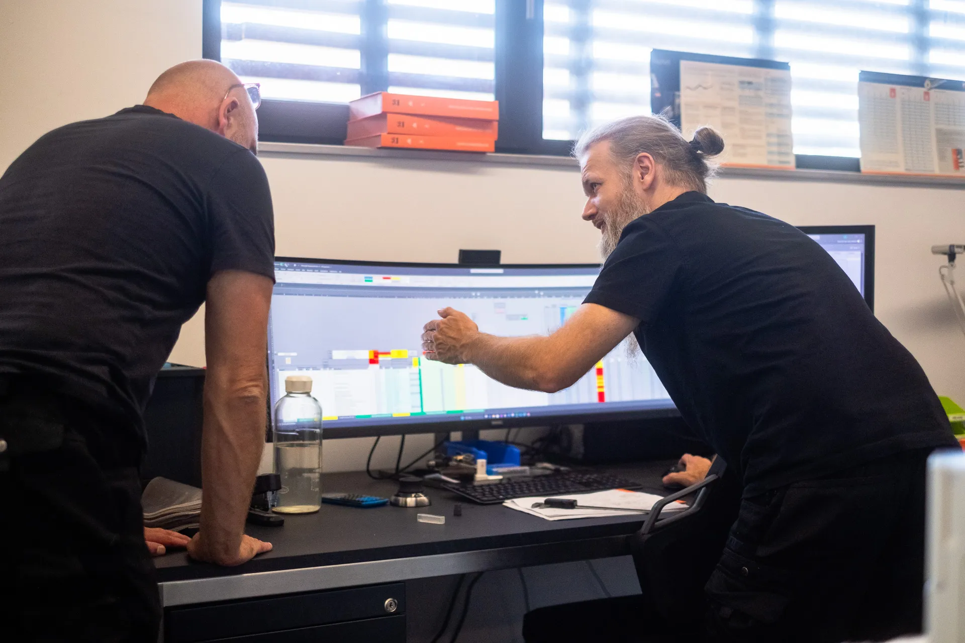 Produktionsplanung am Großmonitor – Abstimmung von Aufträgen und Terminfenstern