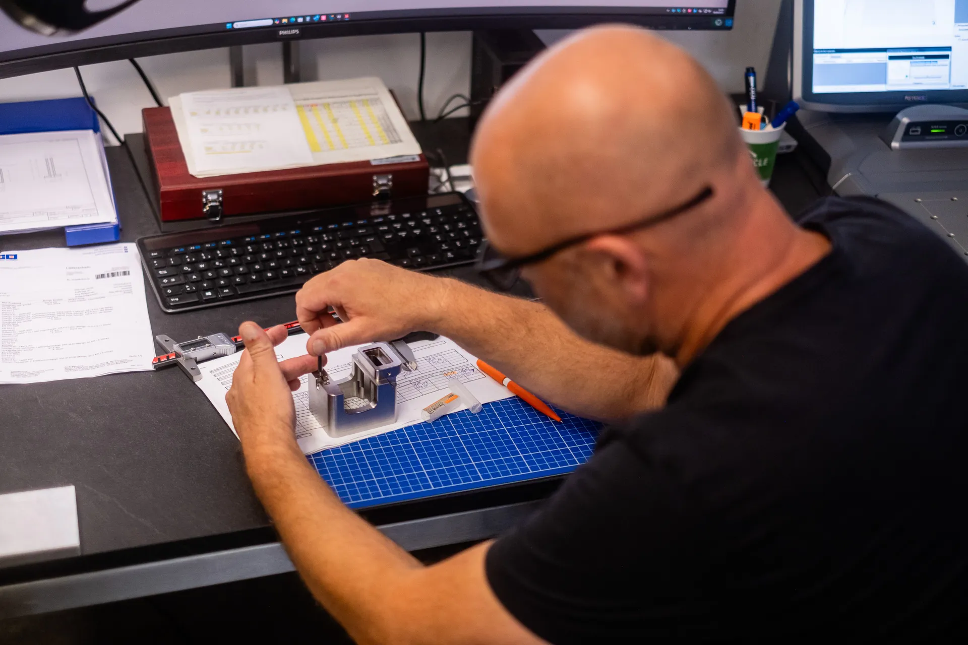 Qualitätskontrolle: Bauteilprüfung mit Messmittel am Messplatz