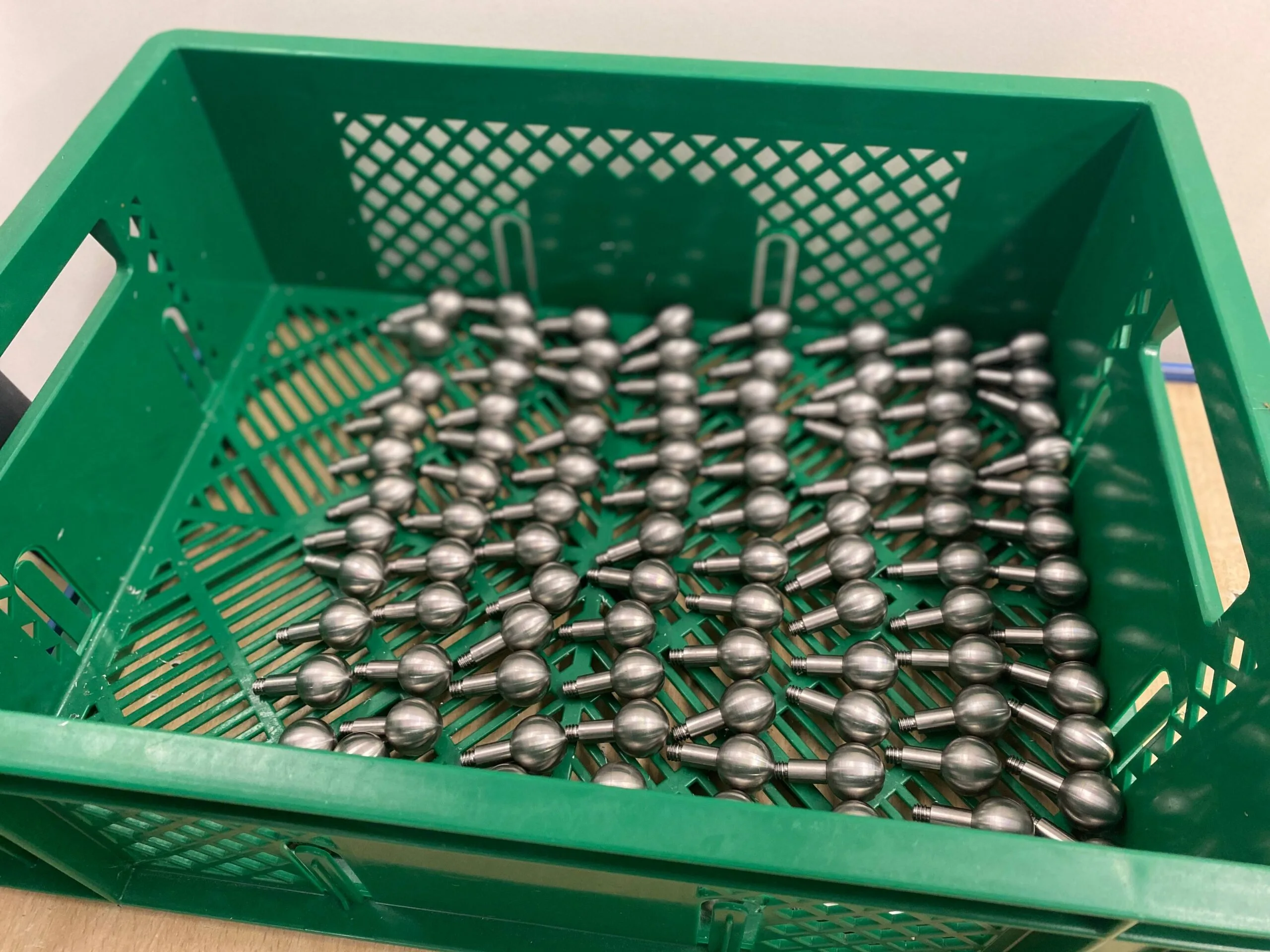 CNC-Drehen mit Gegenspindel zur Fertigung von Drehteilen aus Edelstahl mit engen Toleranzen