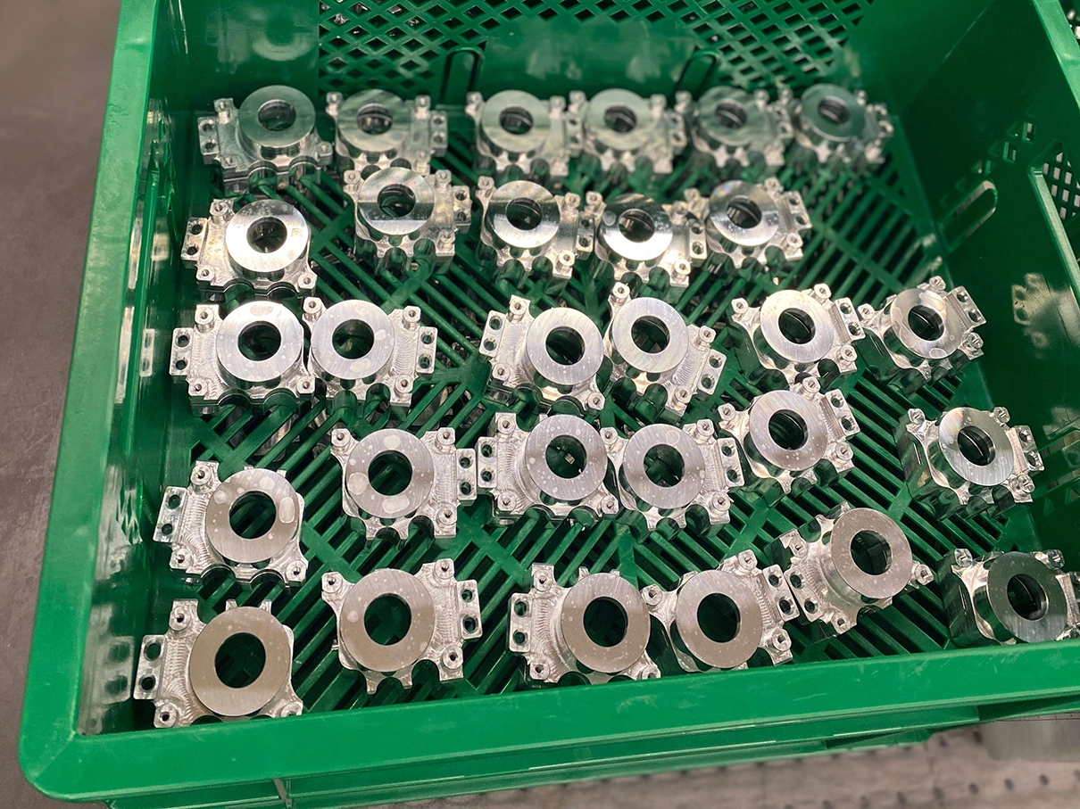 5-Achsen-CNC-Fräsprozess eines komplexen Bauteils aus Aluminium in einem modernen Bearbeitungszentrum