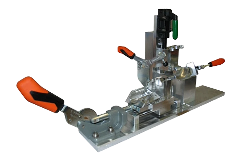Montage- und Spannvorrichtung aus Metall mit Schnellspannhebeln und Grundplatte
