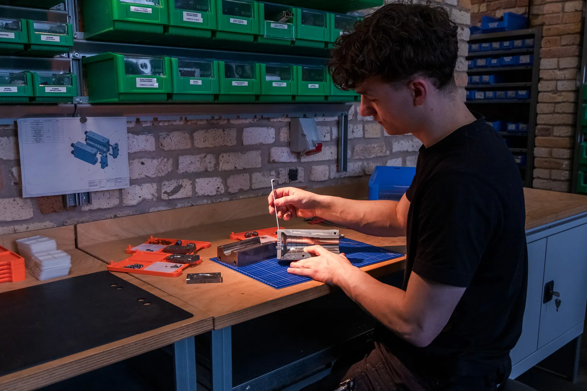 Mitarbeiter montiert CNC-gefertigte Bauteile zu einer Baugruppe an der Werkbank bei Zonelight