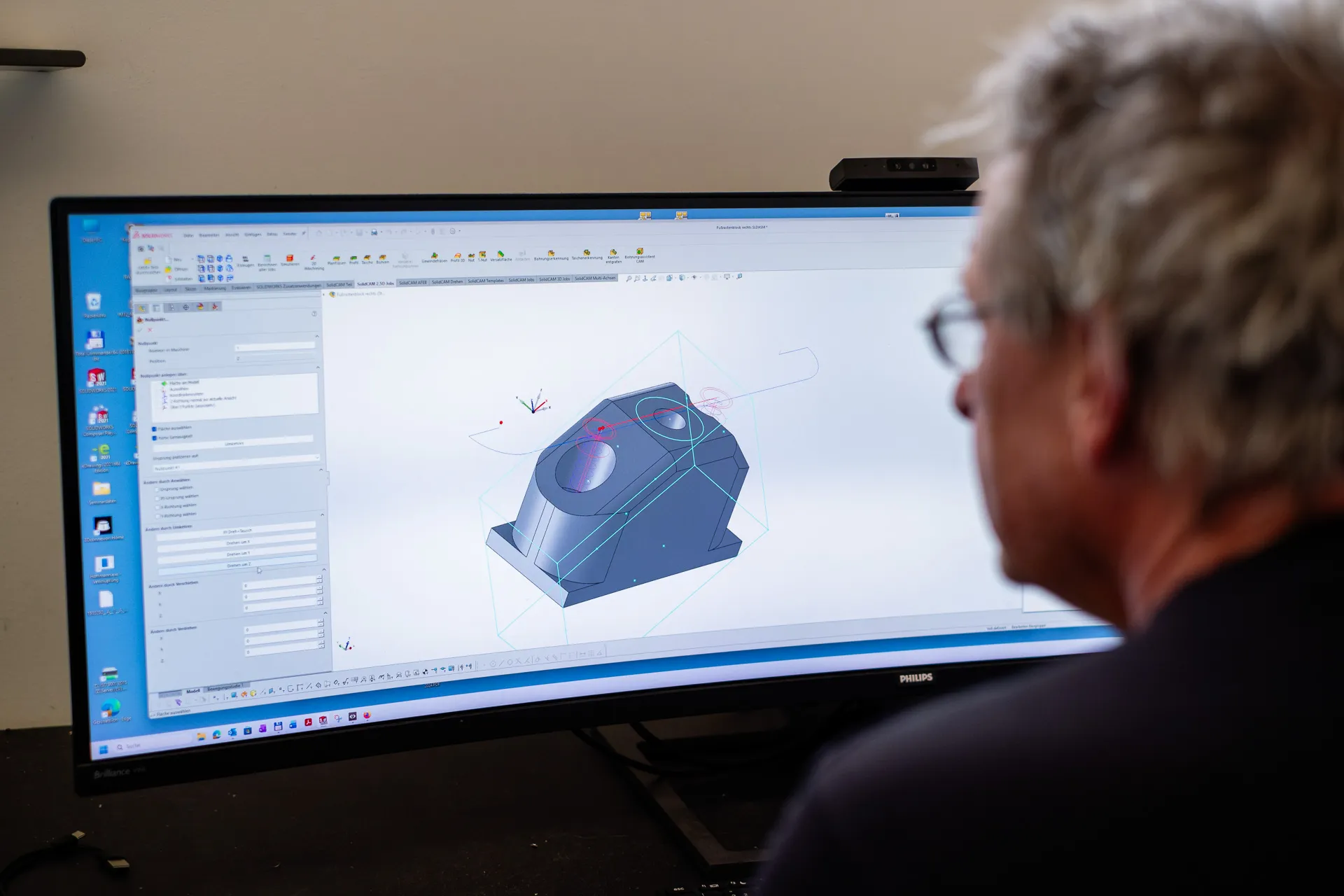 Konstrukteur erstellt 5-Achs-Bearbeitungsstrategie am CAM-System für ein Frästeil bei Zonelight
