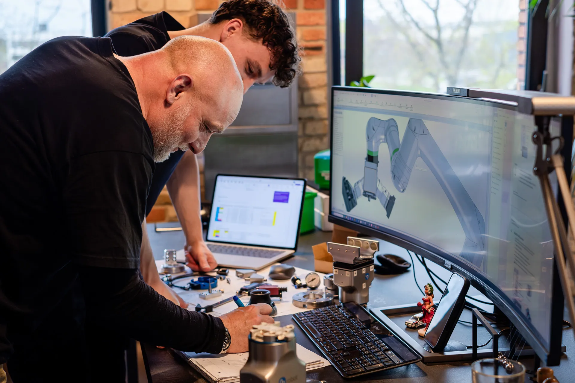 Konstrukteur und Mitarbeiter entwickeln eine Sonderbaugruppe und prüfen das 3D-Modell am Bildschirm bei Zonelight